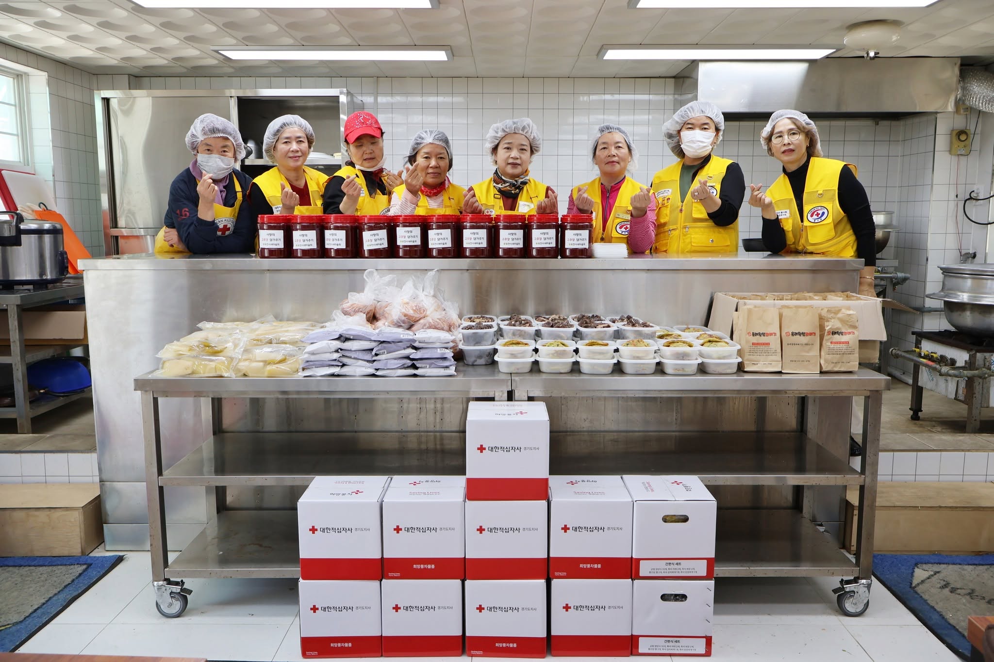 대한적십자사 경기도지사 포천 선단사랑봉사회(회장 나삼옥)가 10월 22일 선단동행정복지센터 무료급식소에서 관내 취약계층을 위한 ‘사랑의 반찬 나눔’ 봉사활동을 펼쳤다.
