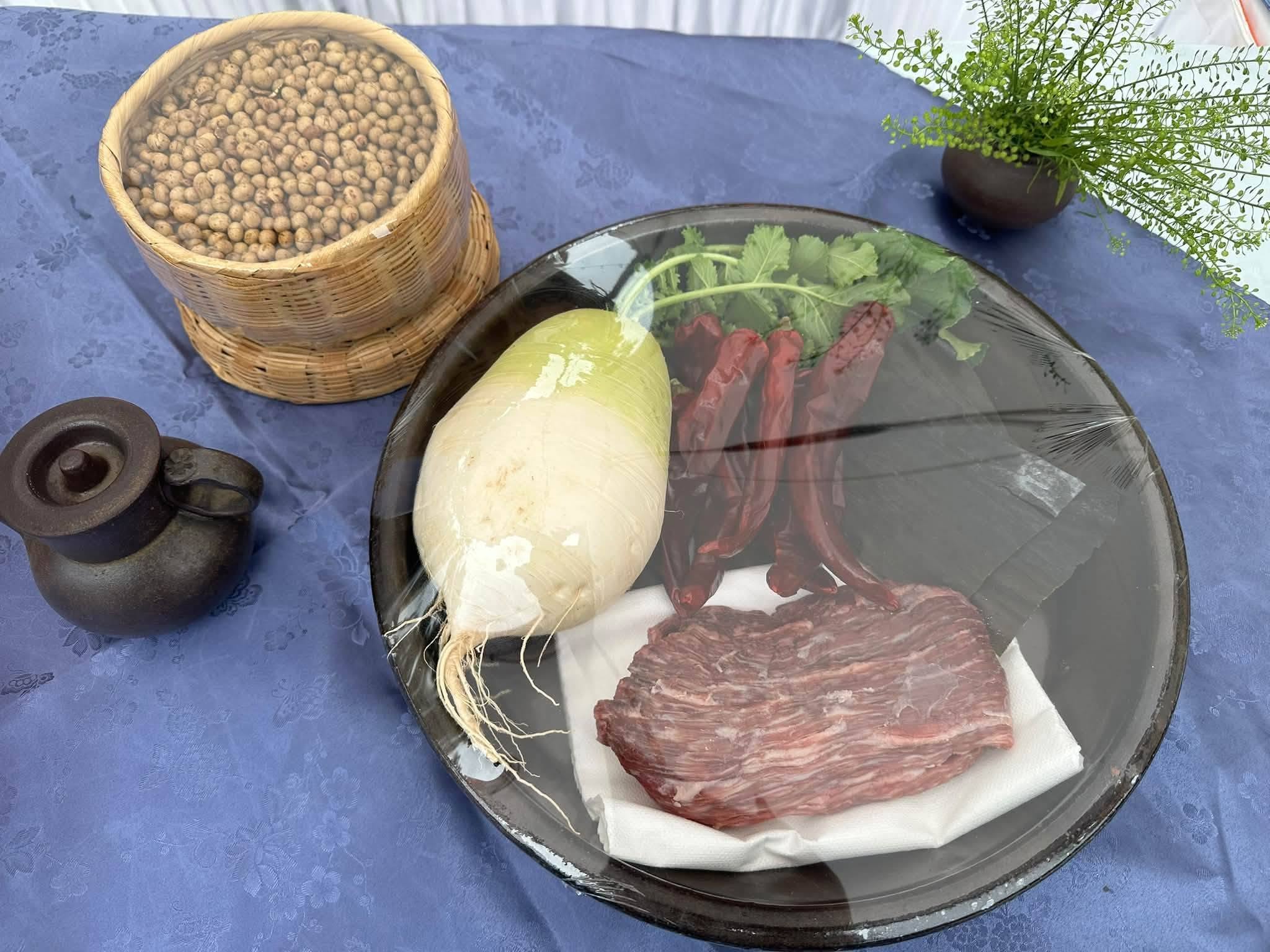 콩의 구수함에 고기의 감칠맛이 더해져 젓갈 없이도 깊은 맛을 내는 것이 특징이다. 이날 전시대에는 청육장의 시작을 증명하듯 곱게 선별한 메주콩과 건고추, 백무, 붉은 결이 선명한 한우 양지가 함께 놓였다.